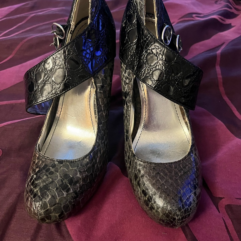 Women’s size 6 black/grey snake skin never worn